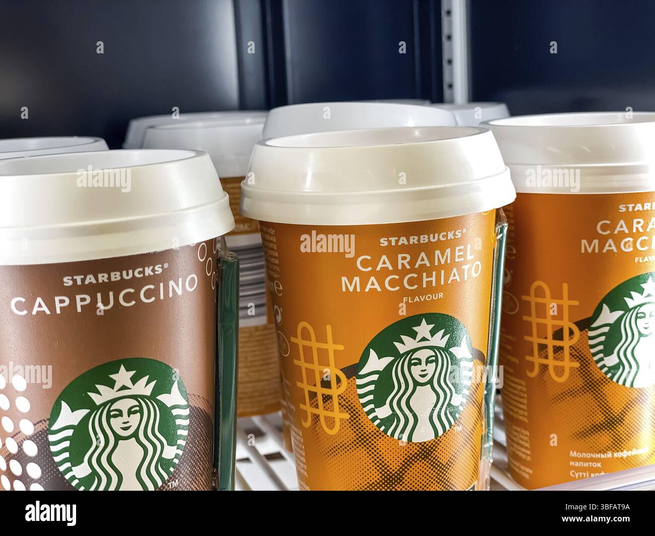 Starbucks Kaffeetassen Reihen sich bereit, in einem Supermarkt Kühlschrank Regal zu gehen. Mobile Fotografie. Moskau, Russland - 06. Februar 2020 Stockfoto