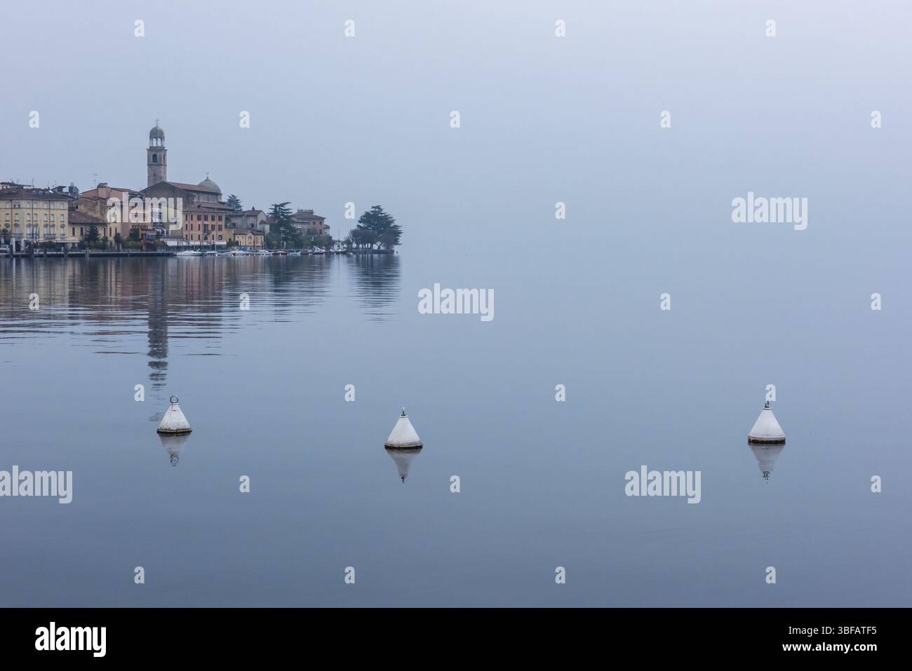 ITALIEN, SALO - 13. FEBRUAR: Panoramablick auf den Kai der Stadt Salo am Gardasee in Italien am 13. Februar 2017 Stockfoto