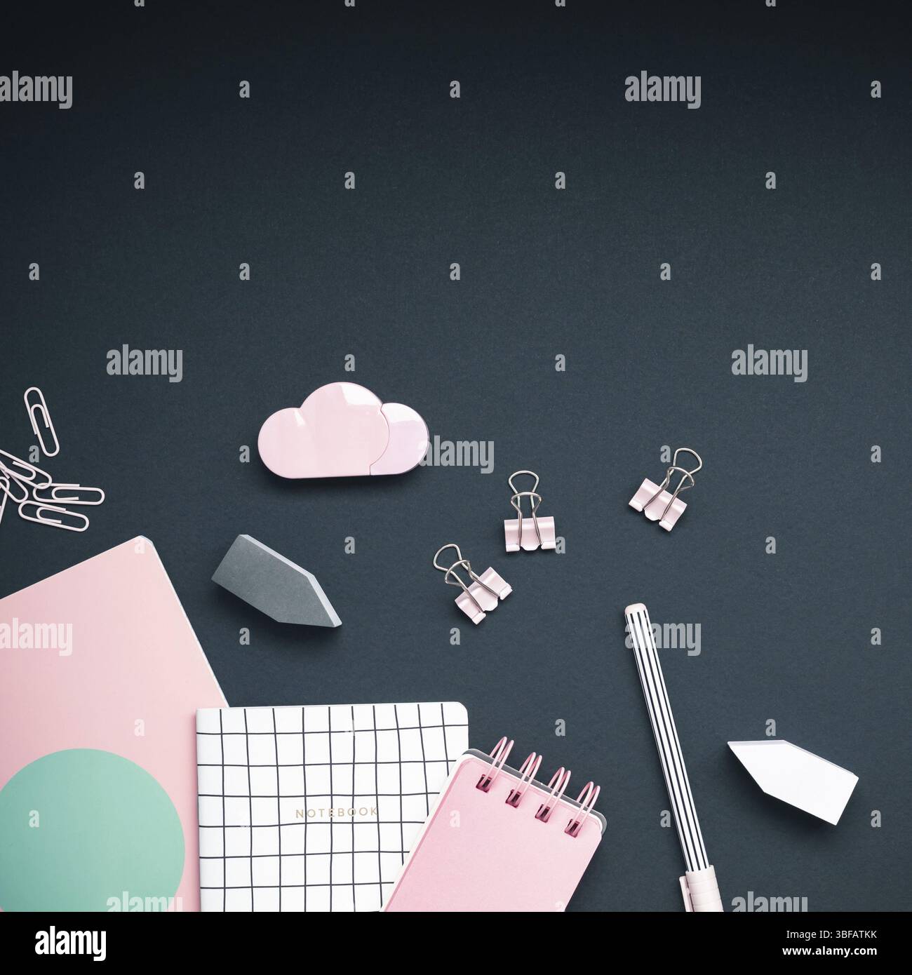 Ansicht von oben flach feminine Schreibtisch Arbeitsbereich styled rosa gefärbte Objekte design Büromaterial mit Kopie Raum auf schwarzem Hintergrund. Für blog Template so Stockfoto