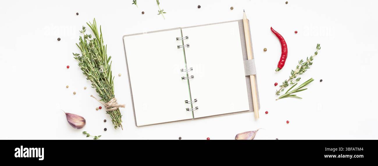 Flach Ansicht leer notebook Seiten mockup text Raum Einladungskarte auf weißem Hintergrund mit grünen Kräutern und Gewürzen. Menü oder Rezeptbuch oder Stockfoto