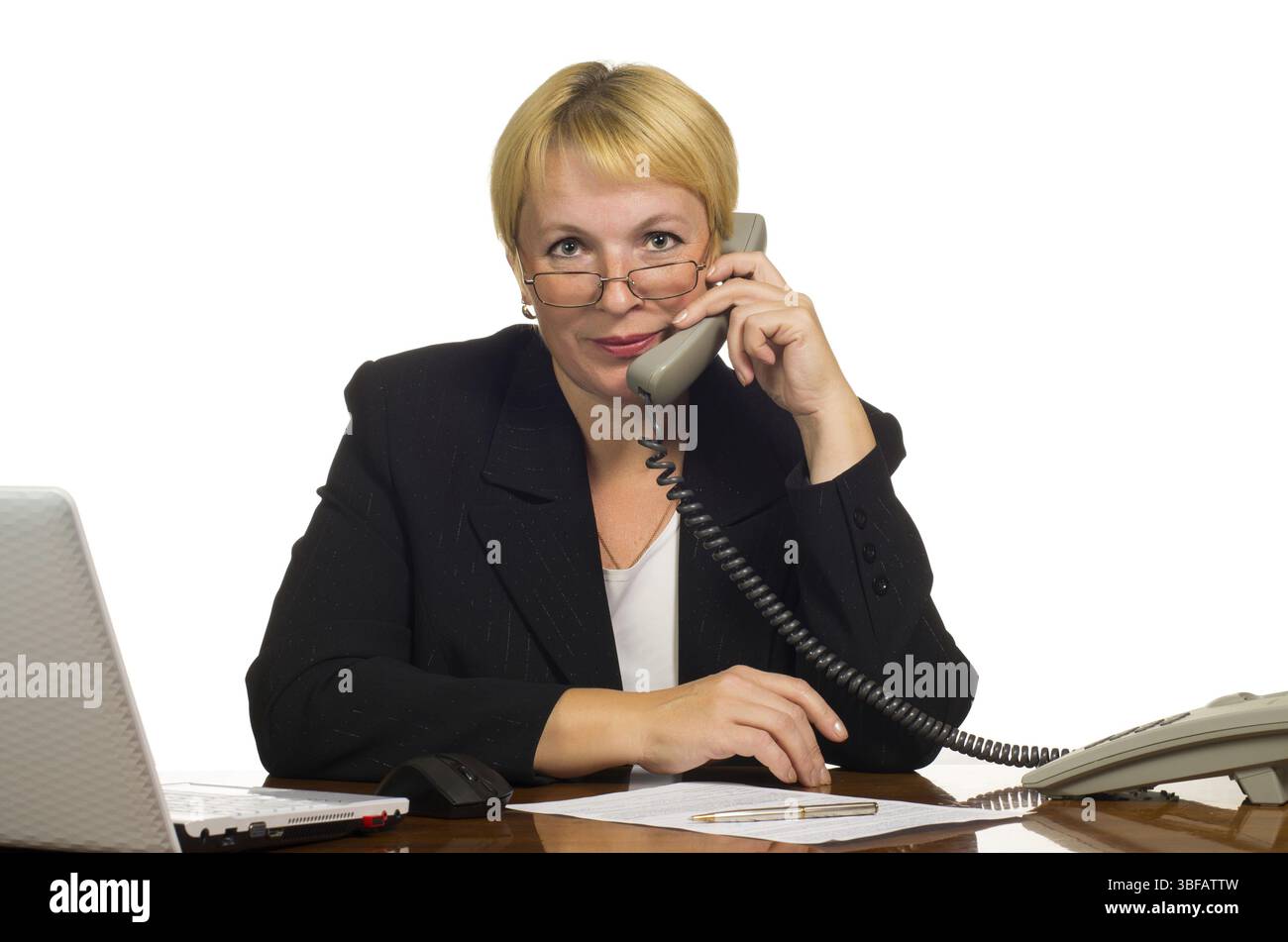 Reife Geschäftsfrau ruft am Arbeitsplatz an. Isoliert vor weißem Hintergrund Stockfoto