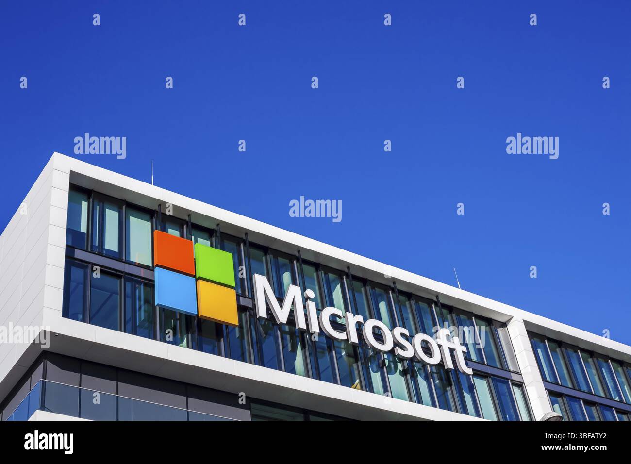 MÜNCHEN, DEUTSCHLAND - 26. DEZEMBER 2018: Microsoft-Logo im Bürogebäude des Unternehmens in München, Deutschland, Europa Stockfoto