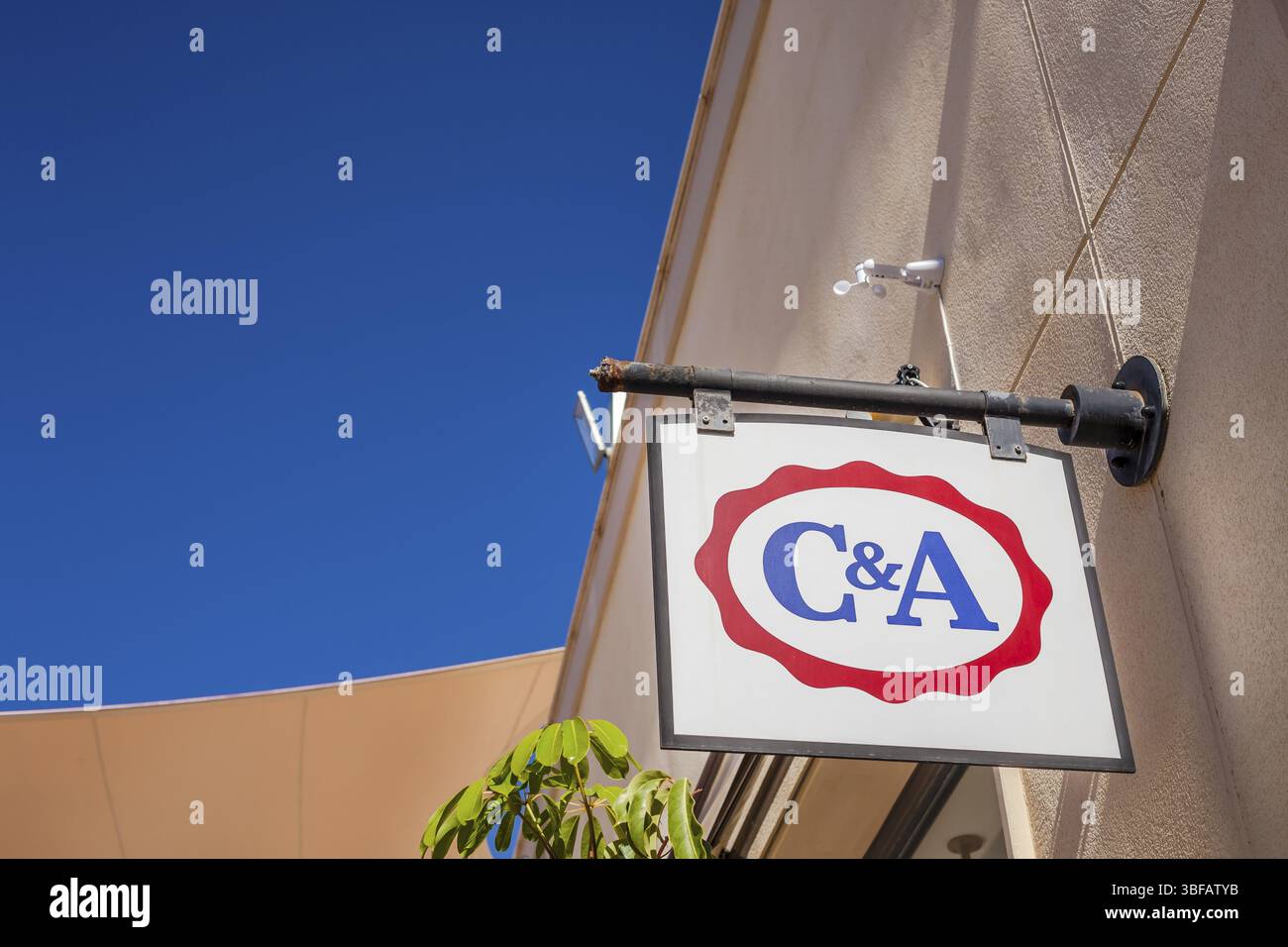 ORIHUELA, SPANIEN - 13. FEBRUAR 2019: C&A-Geschäft der internationalen Kette von Massenmode-Einzelhandelsbekleidungsgeschäften mit Markenlogo in ihrem Gebäude in Ori Stockfoto