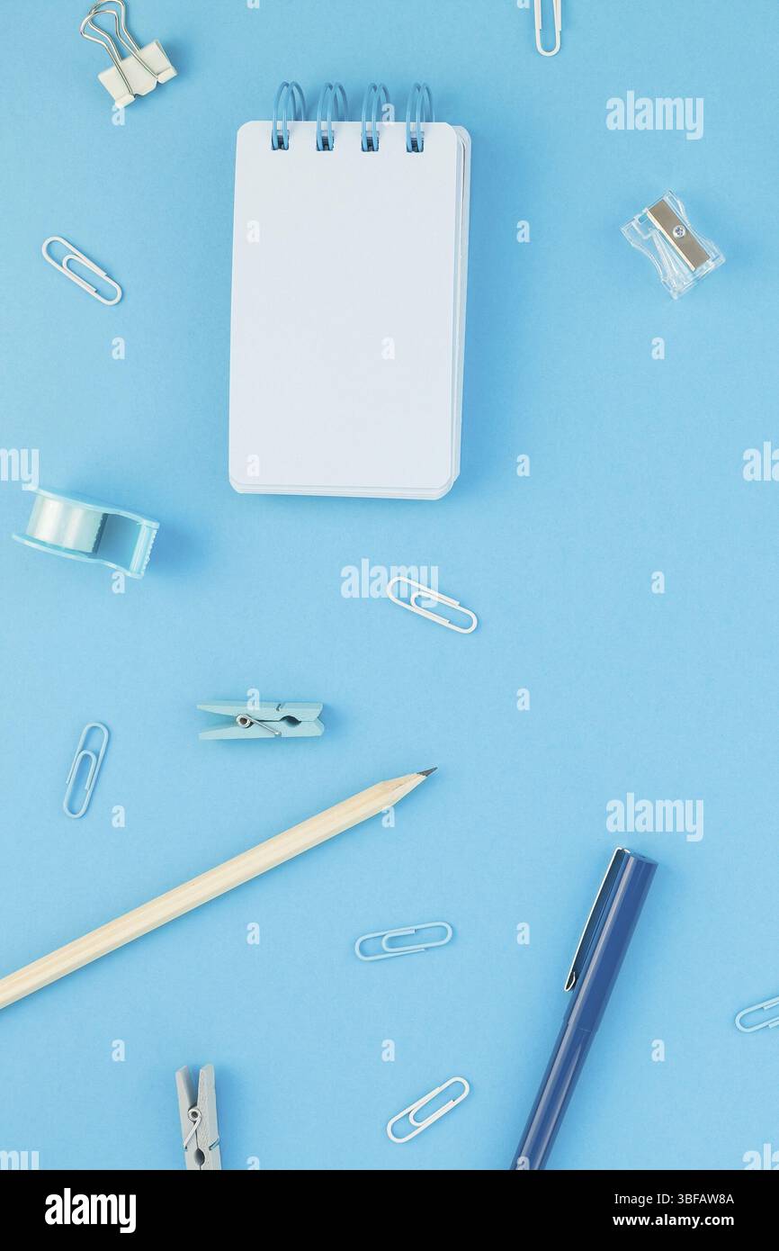 Ansicht von oben flach von Arbeitsbereich Schreibtisch gestalteten Design Schul- und Büromaterial mit Kopie Raum türkis blau Papier Hintergrund minimal Style. Temp. Stockfoto