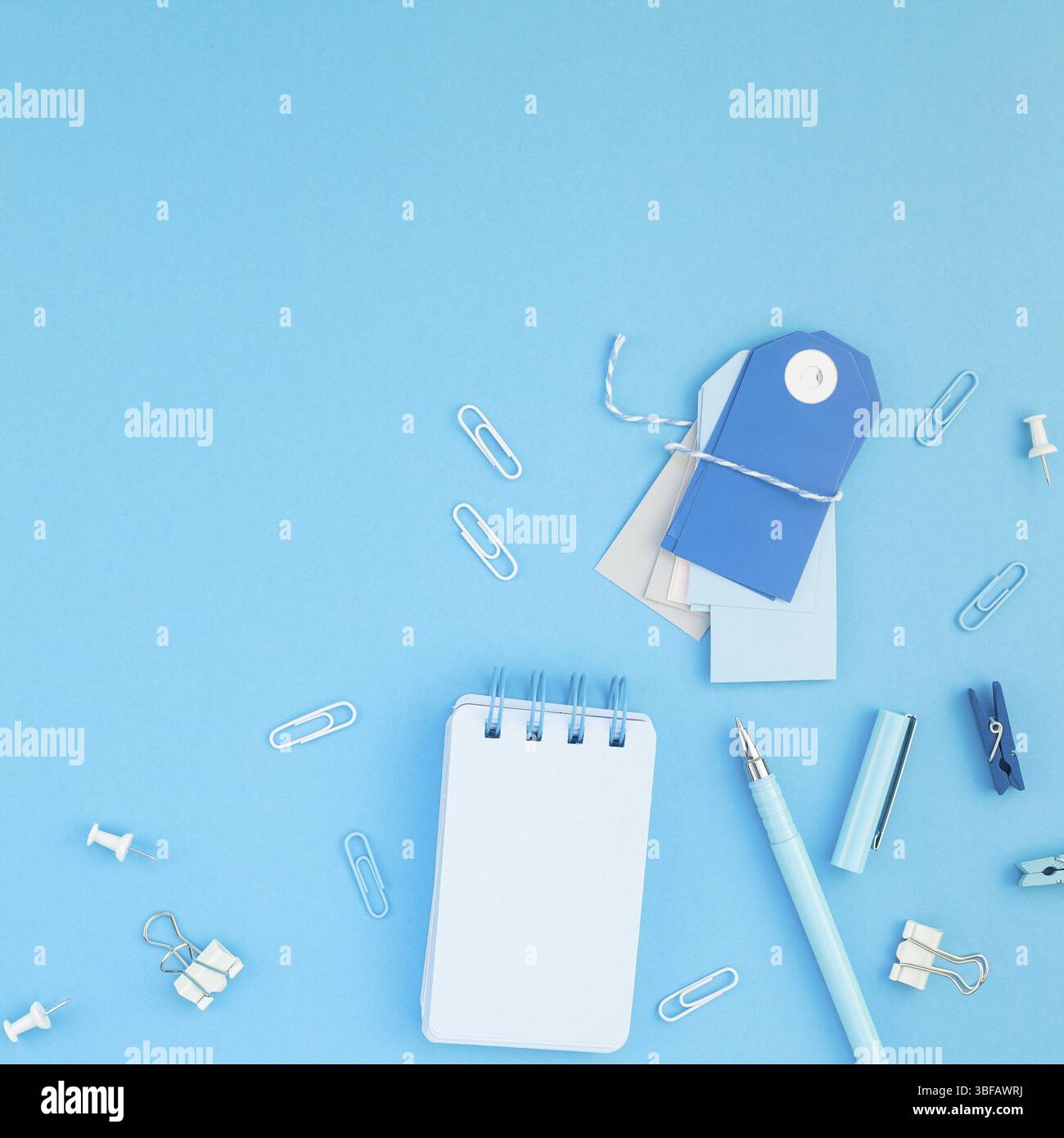 Ansicht von oben flach von Arbeitsbereich Schreibtisch gestalteten Design Schul- und Büromaterial mit Kopie Raum türkis blau Papier Hintergrund minimal Style. Squa Stockfoto