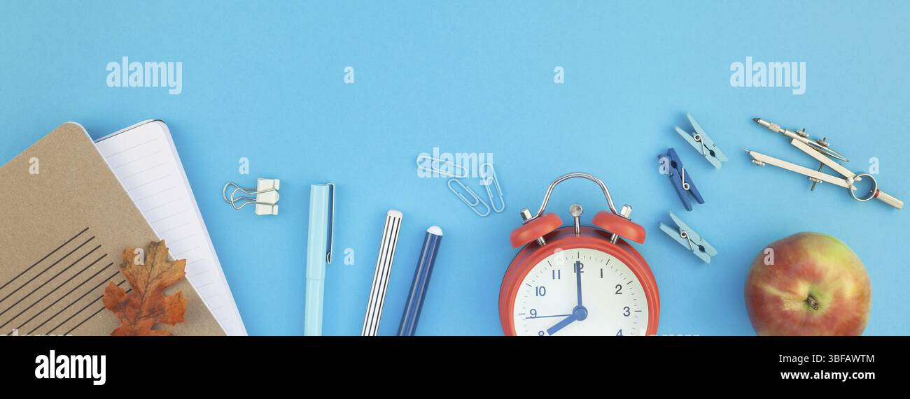 Kreative flach Draufsicht zurück zu Schule Konzept mit Farbe Schul- und Büromaterialien auf hell türkis Papier Tabelle Rahmen Hintergrund mit Kopie spa Stockfoto