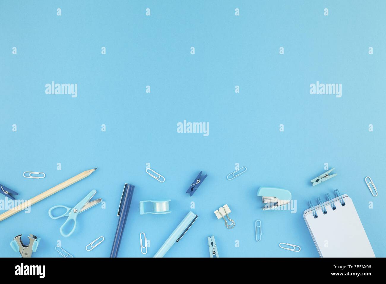 Ansicht von oben flach von Arbeitsbereich Schreibtisch gestalteten Design Schul- und Büromaterial mit Kopie Raum türkis blau Papier Hintergrund minimal Style. Temp. Stockfoto