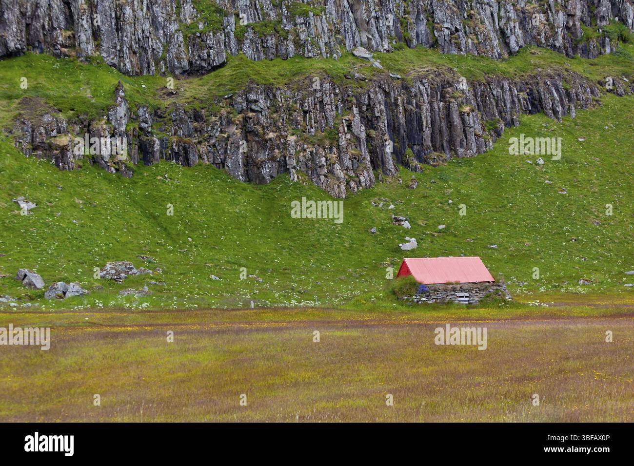Isländische Naturlandschaft mit Bergen und Wohnung. Horizontalen Schuss Stockfoto