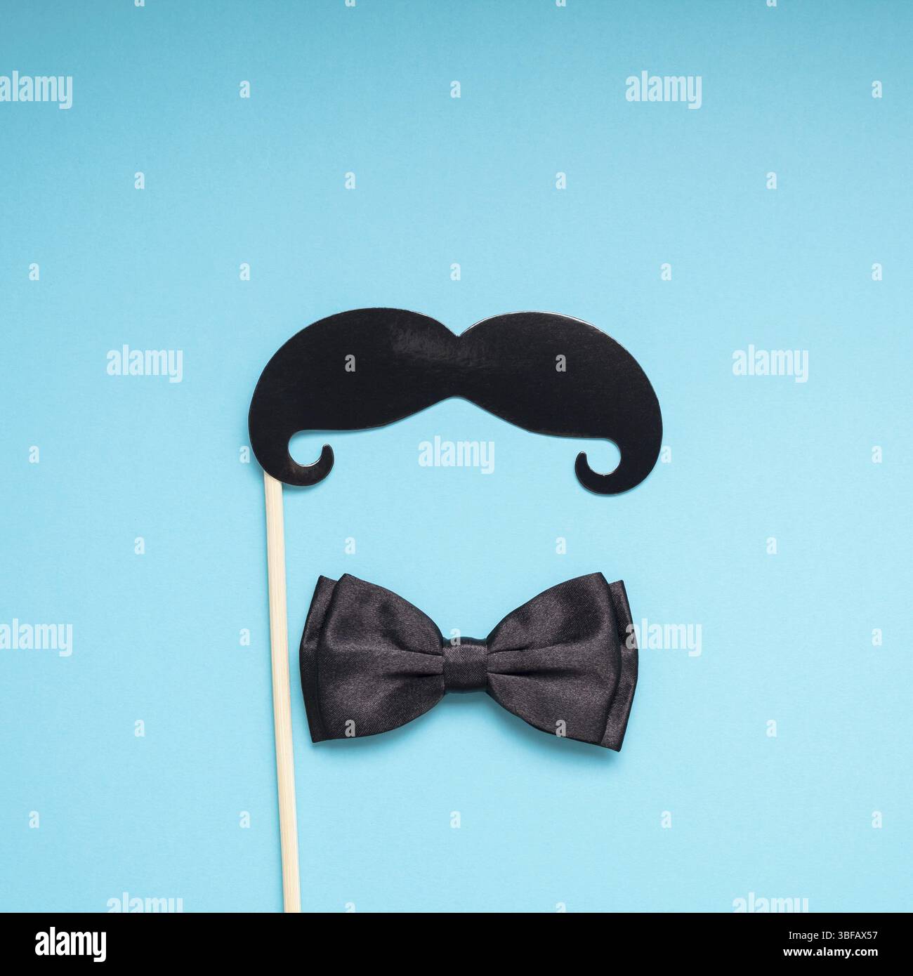 Kreative square flatlay overhead Draufsicht Retro schwarz Papier Photo Booth Requisiten Schnurrbärte türkis Background Copy space. Männer Gesundheit Bewußtsein Monat f Stockfoto