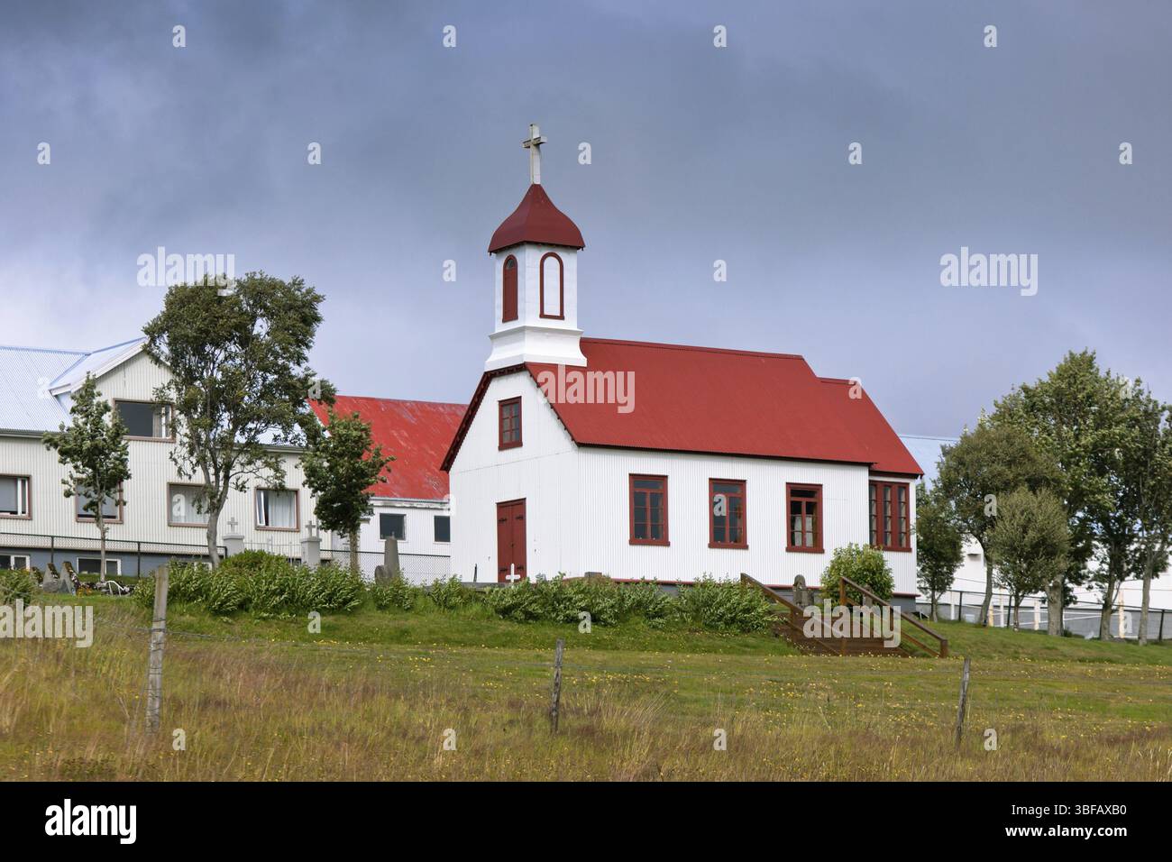 Typische isländische Landkirche in Abstellgleis Haus am bewölkten Tag Stockfoto