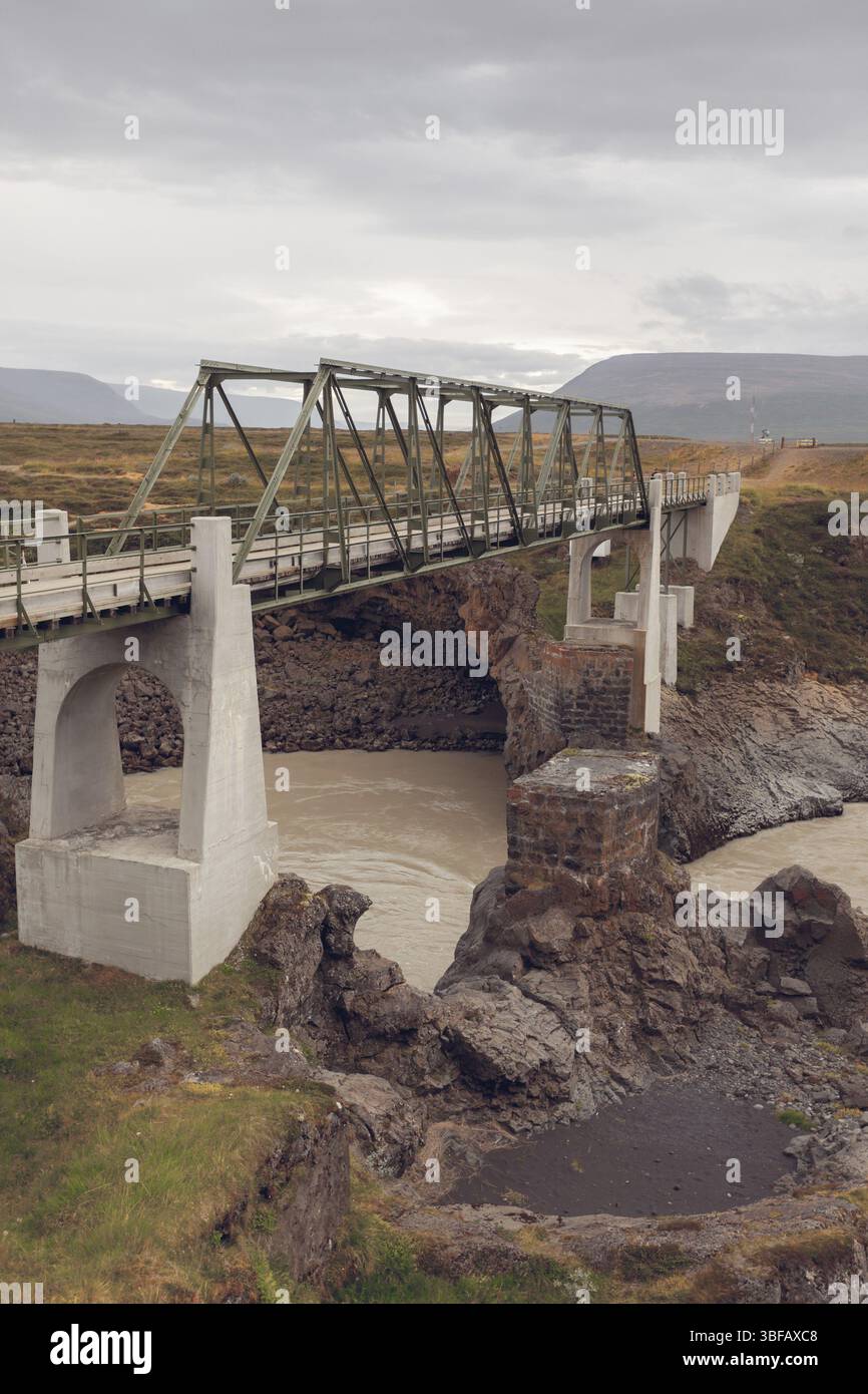 Brücke über den Skjalfandafljot Fluss in Island. Düsterer Bewölkung Stockfoto