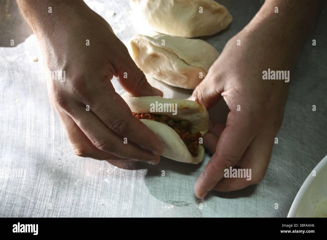 Die Art der Speisen, die in einem Diner serviert werden, umfasst die gesamte Rotisserie-Produktion sowie Snacks mit herzhaften und süßen Produkten. Dazu gehören Arancini, Cartocciat Stockfoto