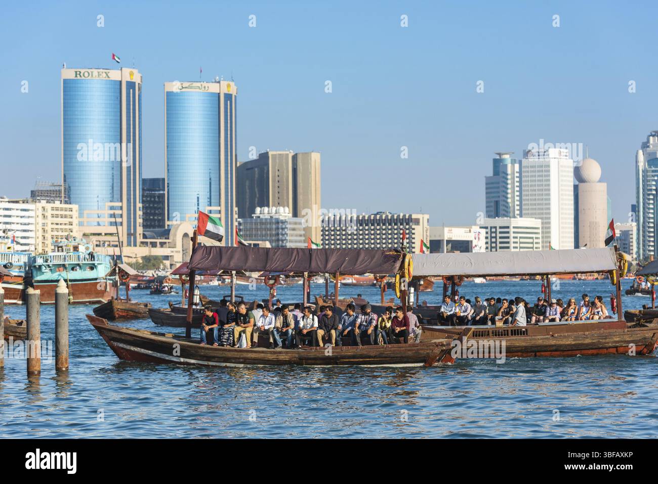 VAE, DUBAI - 27. DEZEMBER: Traditionelle arabische Boote am Dubai Creek am 27. Dezember 2014 Stockfoto