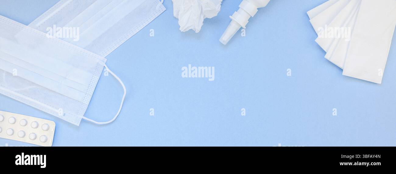 Kreative flach Konzept der saisonale Frühling Allergie mit Servietten, Pillen, Gesichtsmaske und Tropfen in einer Flasche mit Kopie Raum lange breite Banner minimal Sty Stockfoto
