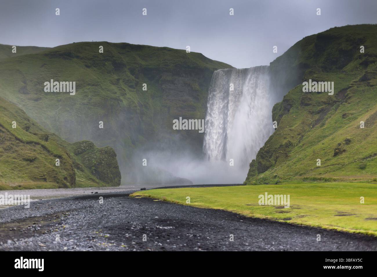 Skogafoss Wasserfall, südlichen Teil Islands, bei bedecktem Wetter Stockfoto