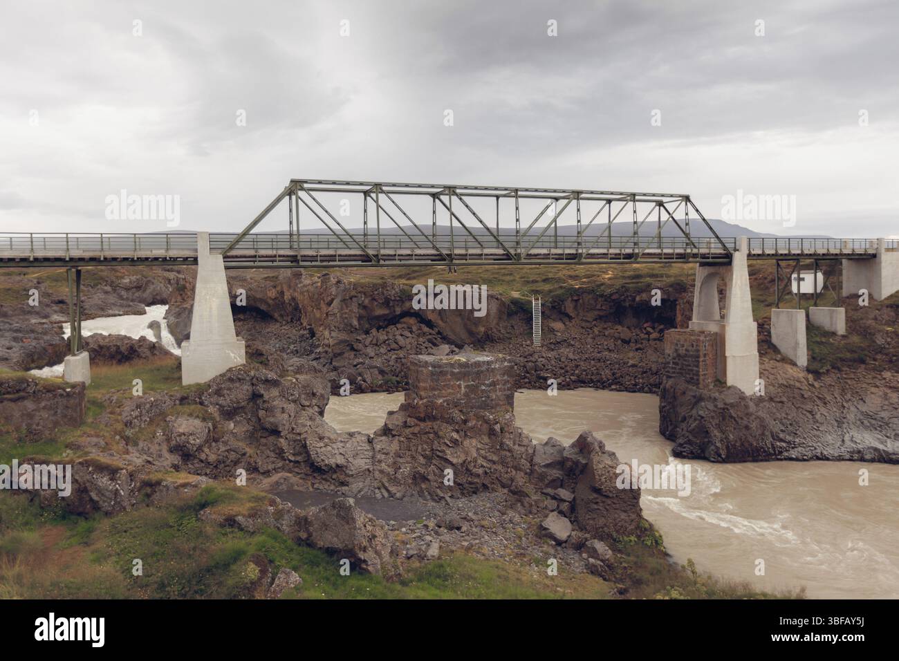 Brücke über den Skjalfandafljot Fluss in Island. Düsterer Bewölkung Stockfoto
