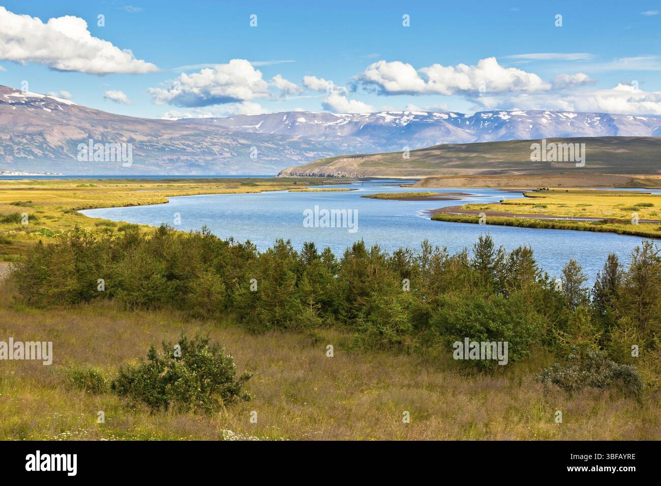 Summer Island Landschaft mit Fluss, Berge und strahlend blauer Himmel Stockfoto