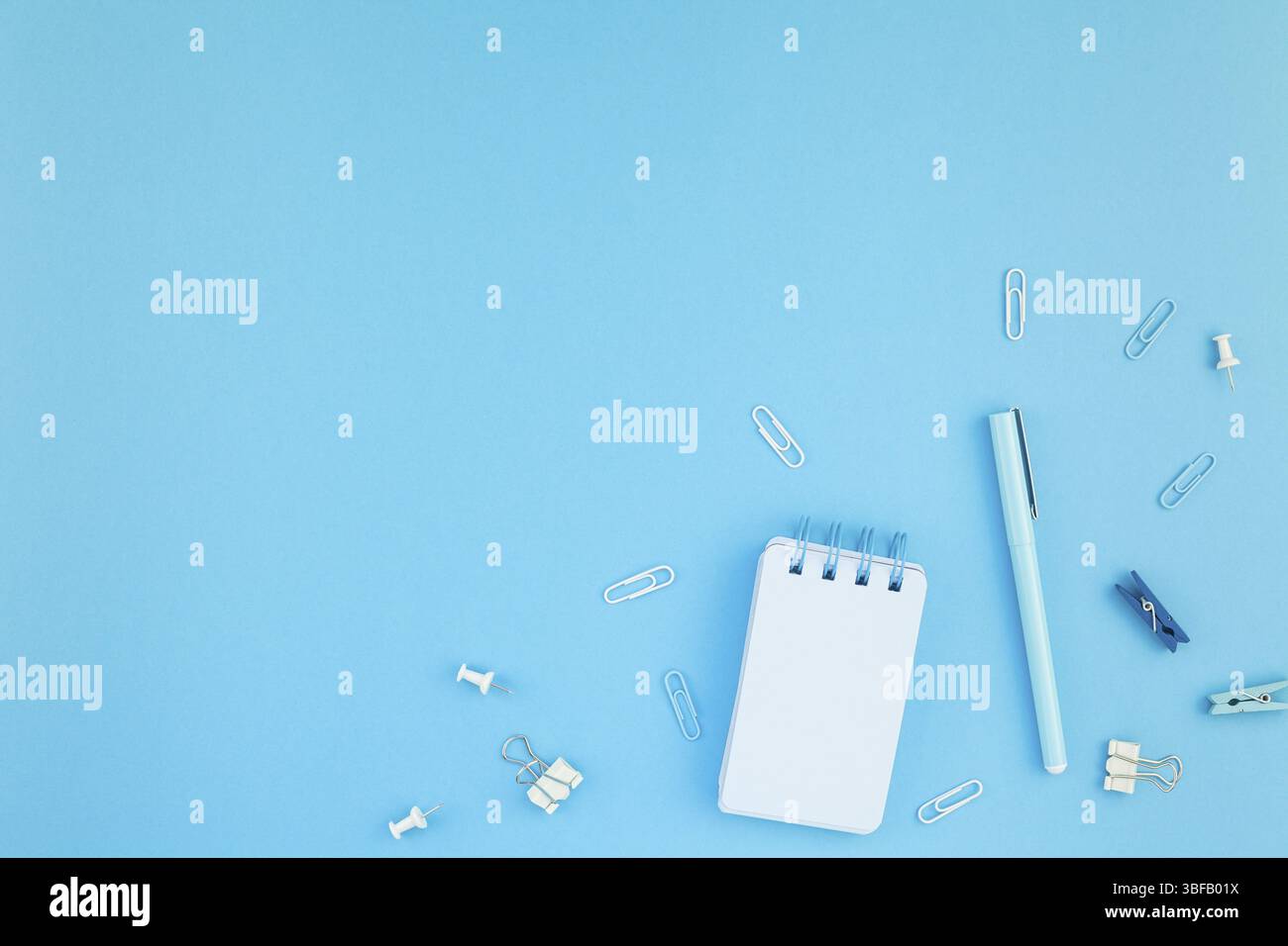 Ansicht von oben flach von Arbeitsbereich Schreibtisch gestalteten Design Schul- und Büromaterial mit Kopie Raum türkis blau Papier Hintergrund minimal Style. Temp. Stockfoto