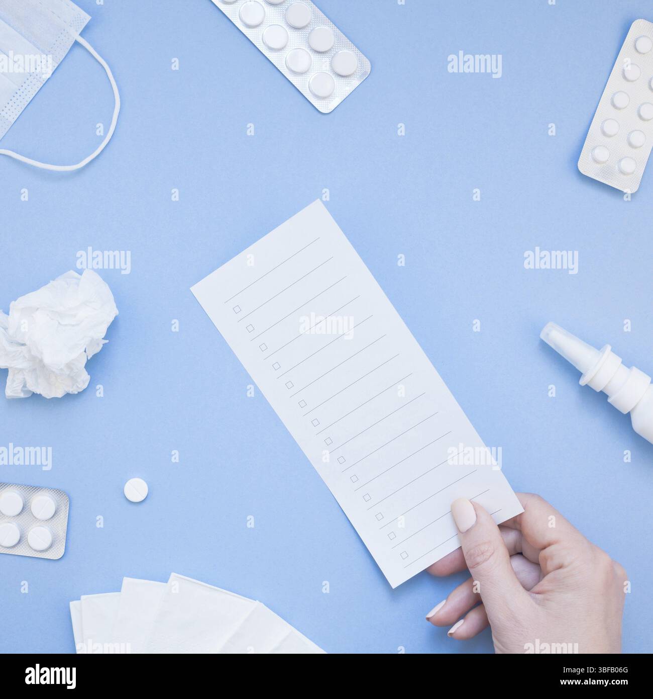 Kreative flach Konzept der saisonale Frühling Allergie mit Servietten, Pillen, Gesichtsmaske, Tropfen in einer Flasche und eine weibliche Hand mit Platz kopieren Raum backgr Stockfoto