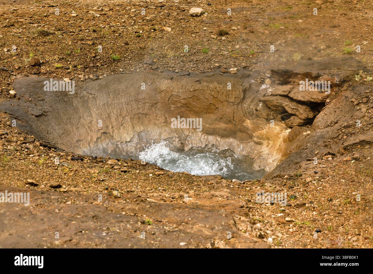 Kleine Geysir Kochen Closeup erschossen. Island, Tal der Geysire Stockfoto