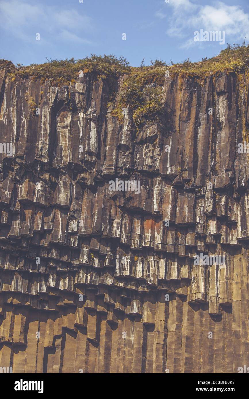 Wasserfall Svartifoss in Island unter einem blauen Himmel mit Wolken Stockfoto