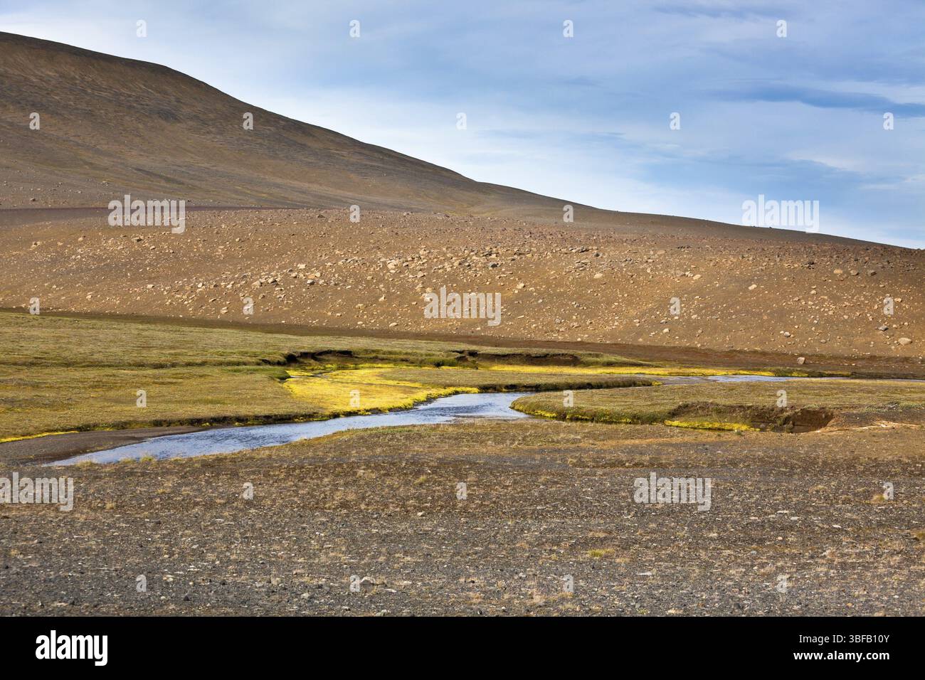 Summer Island Landschaft mit Fluss, Berge und strahlend blauer Himmel Stockfoto
