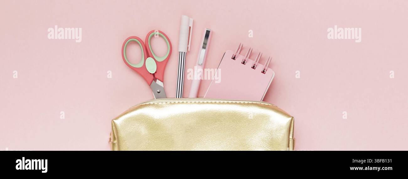 Ansicht von oben flach von Golden Girl school Fall mit Büromaterial mit Kopie Raum tausendjährigen rosa Farbe Papier Hintergrund minimal Style. Vorlage für f Stockfoto