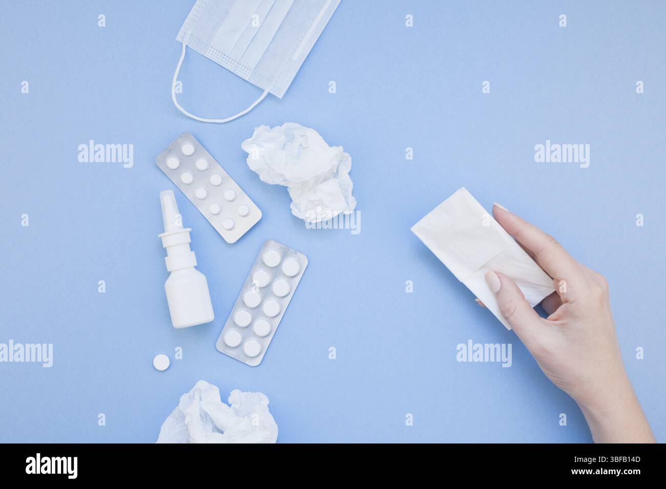 Kreative flach Konzept der saisonale Frühling Allergie mit Servietten, Pillen, Gesichtsmaske, Tropfen in einer Flasche und eine weibliche Hand mit Kopie Raum Hintergrund mi Stockfoto