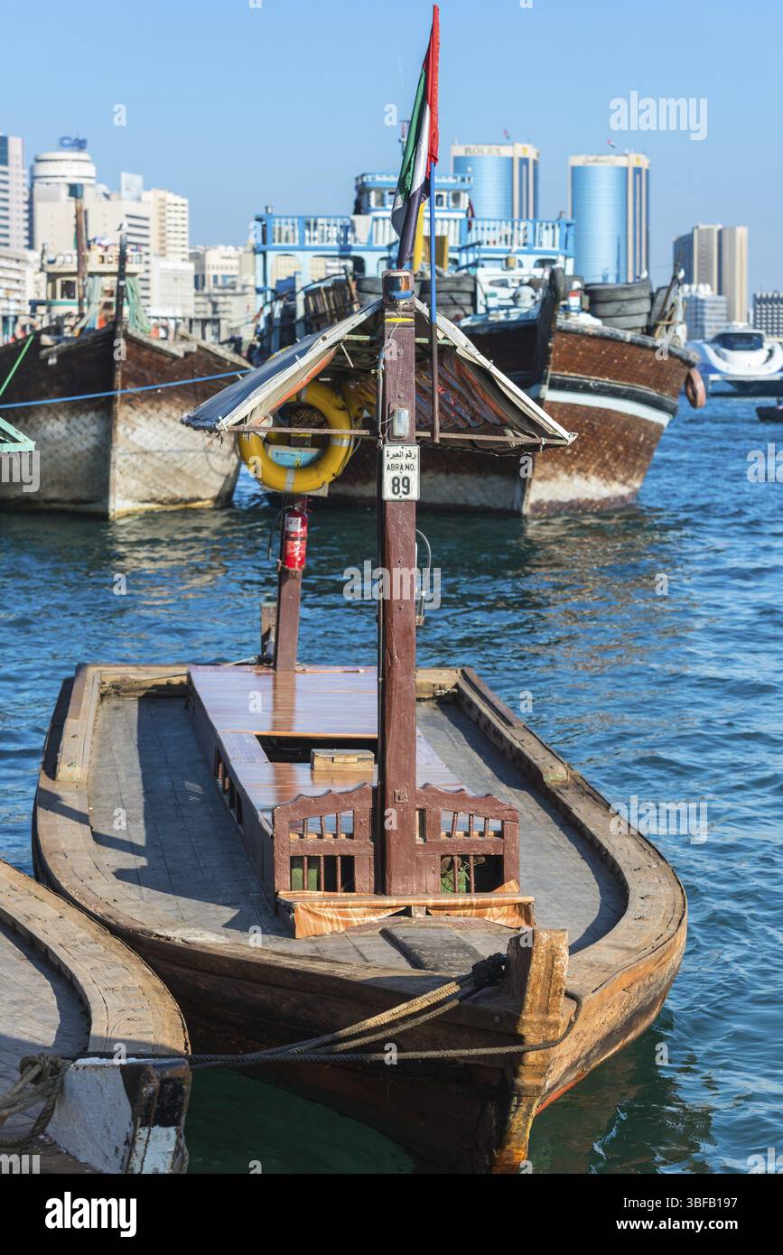 VAE, DUBAI - 27. DEZEMBER: Traditionelles arabisches Boot am Dubai Creek am 27. Dezember 2014 Stockfoto