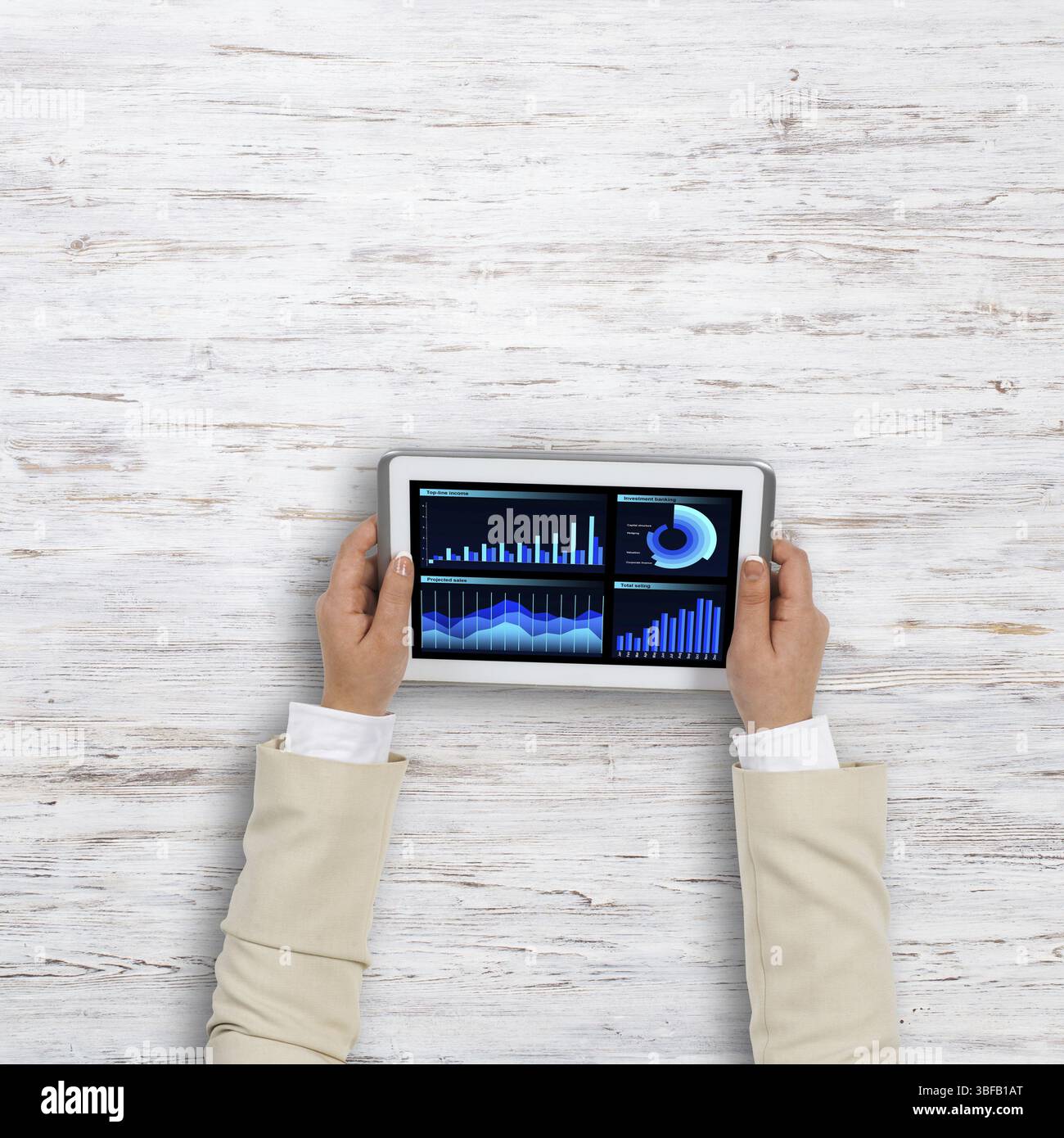 Draufsicht der Geschäftsfrau Hände mit Tablet-pc mit Diagrammen und Grafiken auf dem Bildschirm Stockfoto