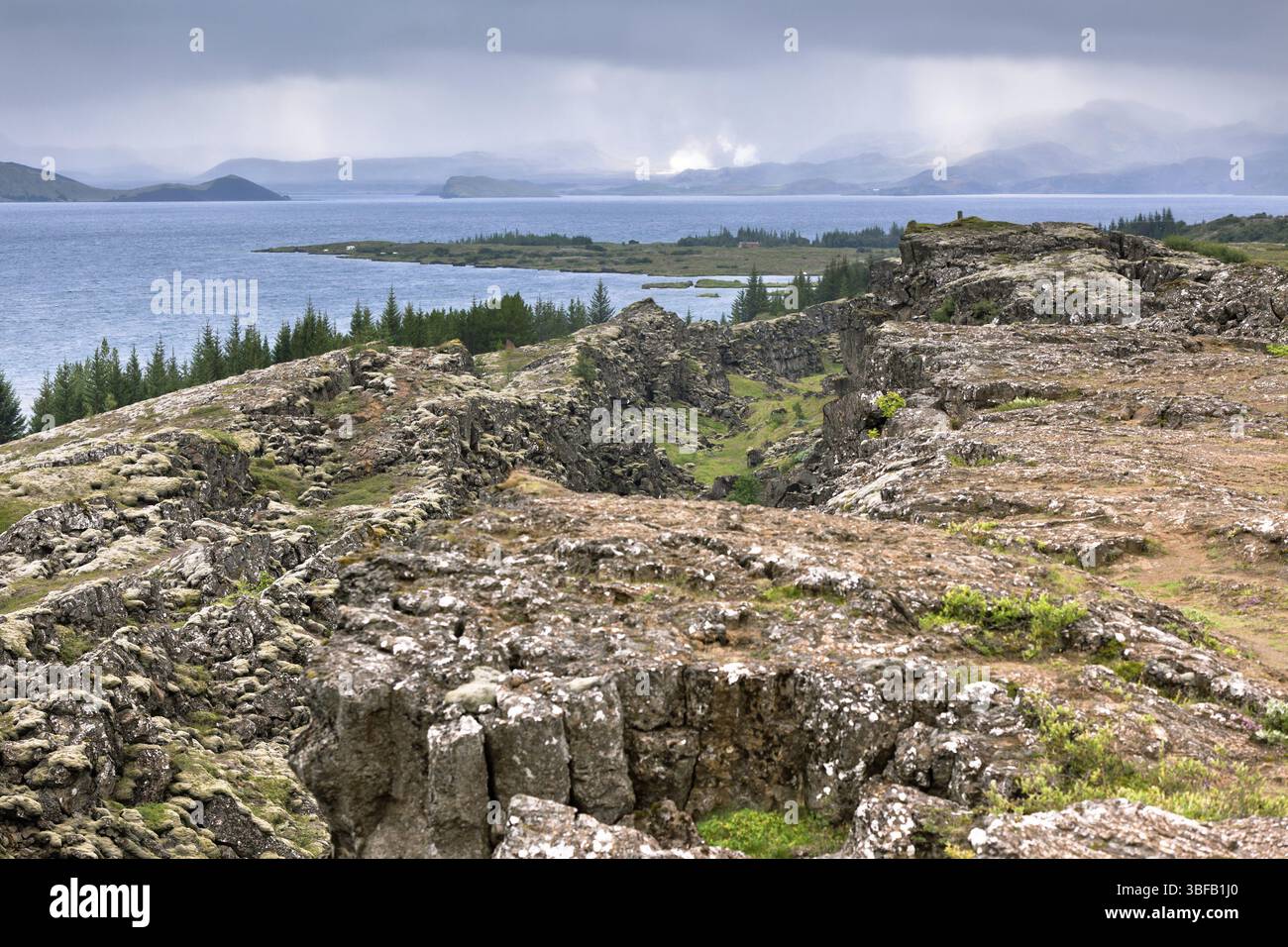 See im Nationalpark Pingvellir, Island. Bewölkten Wetter Stockfoto