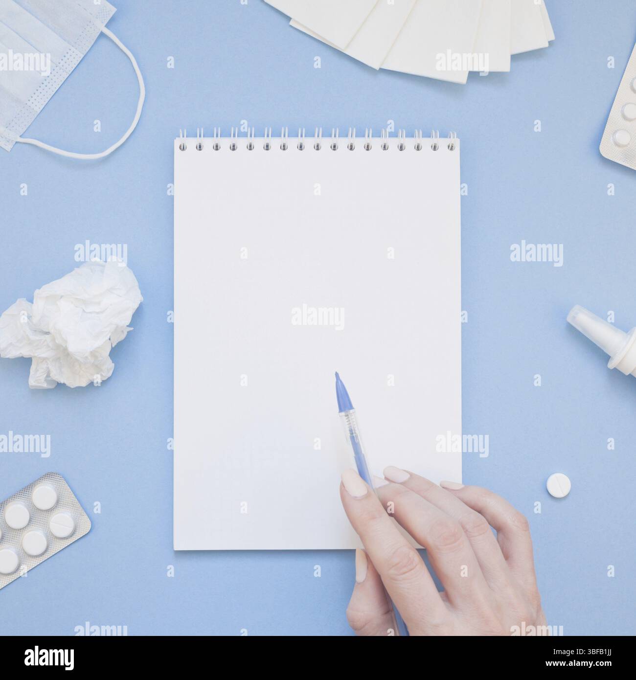 Kreative flach Konzept der saisonale Frühling Allergie mit Servietten, Pillen, Gesichtsmaske, Tropfen in einer Flasche und eine weibliche Hand mit Platz kopieren Raum backgr Stockfoto