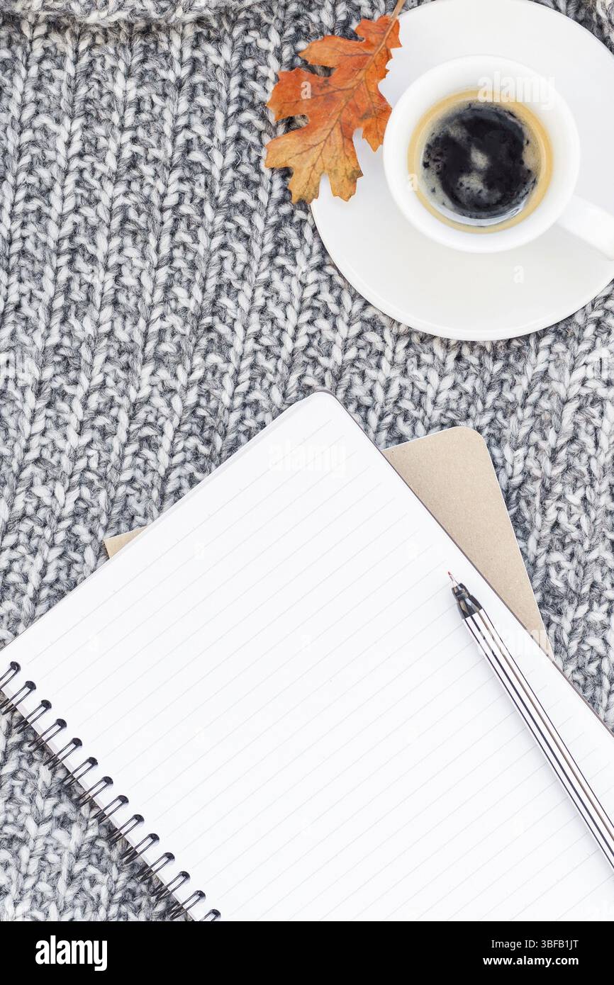 Kreative Herbst flach overhead Draufsicht stilvolle Home Arbeitsbereich mit Notebook Kaffee Tasse gemütlichen grau gestrickt plaid Background Copy space. Herbst Stockfoto