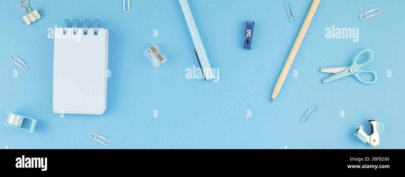 Ansicht von oben flach von Arbeitsbereich Schreibtisch gestalteten Design Schul- und Büromaterial mit Kopie Raum türkis blau Papier Hintergrund minimal Style. Lange Stockfoto