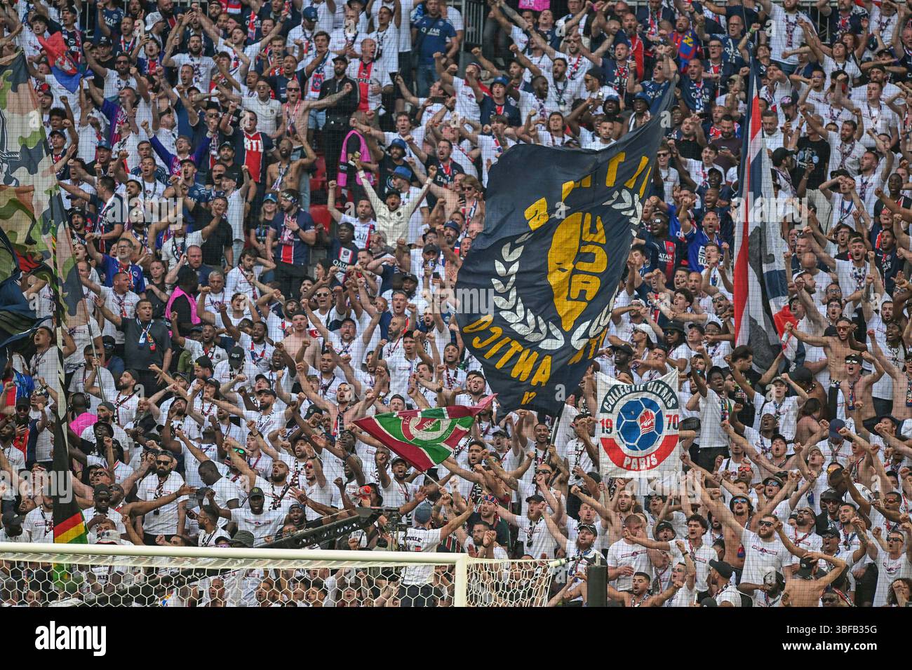 Drei Unterstützer der Paris SG während des Spiels - Paris Saint-Germain FC gegen Inter - Internazionale, UEFA Champions League Fußballspiel in München, Deutschland, Mai 31 2025 Stockfoto