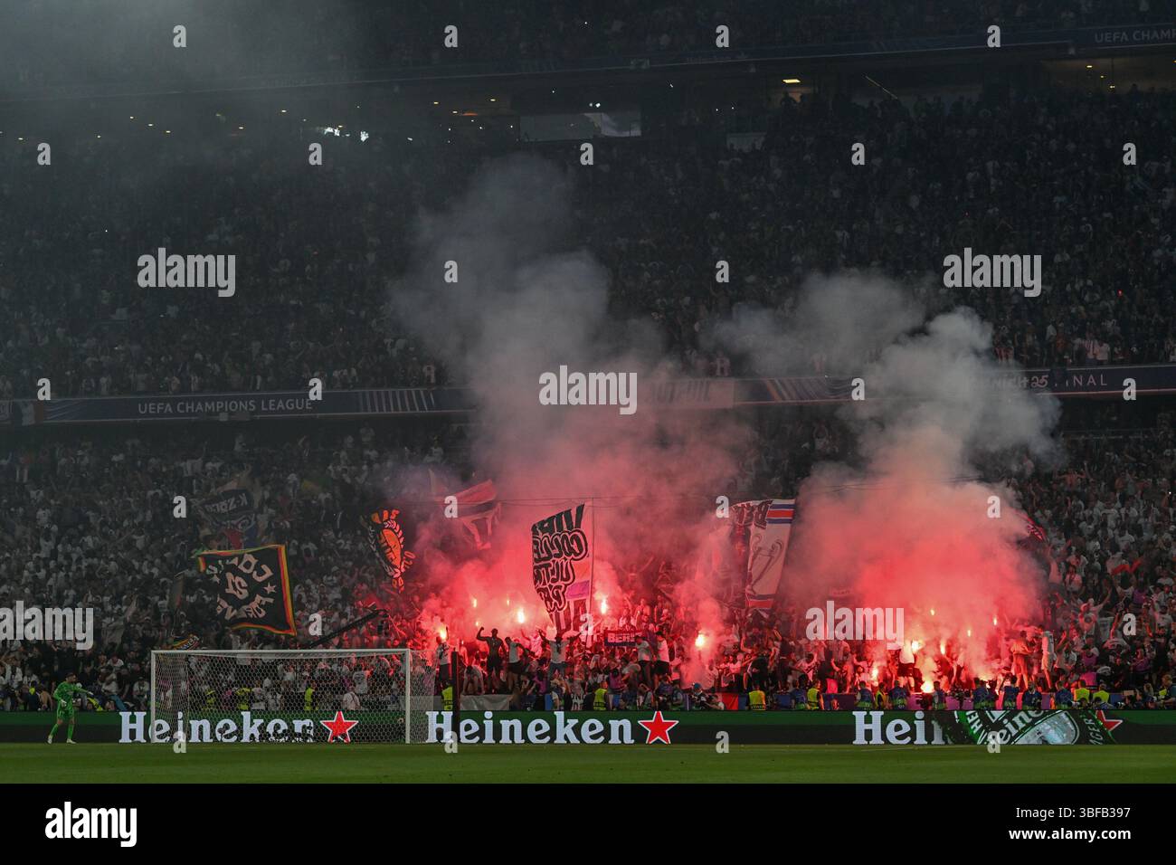 Drei Unterstützer der Paris SG während des Spiels - Paris Saint-Germain FC gegen Inter - Internazionale, UEFA Champions League Fußballspiel in München, Deutschland, Mai 31 2025 Stockfoto
