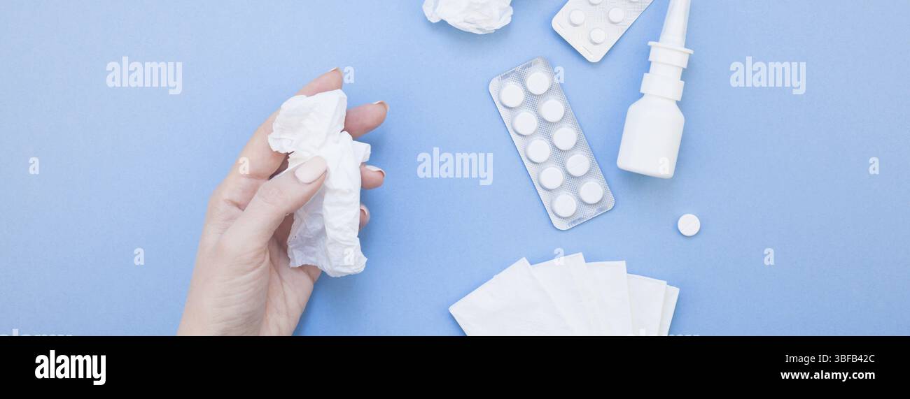 Kreative flach Konzept der saisonale Frühling Allergie mit Servietten, Pillen, Gesichtsmaske, Tropfen in einer Flasche und eine weibliche Hand mit Kopie Raum lange breite Verbot Stockfoto