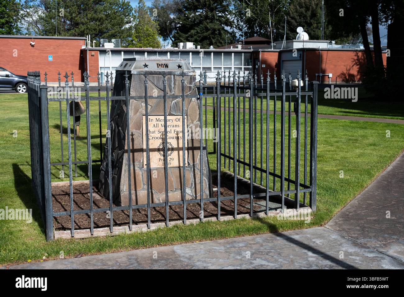PRINEVILLE, OR – 19. MAI 2025: Historisches Gerichtsgebäude des County, Gedenkstätte für Militärveteranen des Crook County Stockfoto