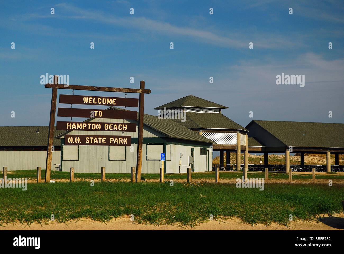 Ein Schild begrüßt Besucher des Hampton Beach State Park, NH Stockfoto