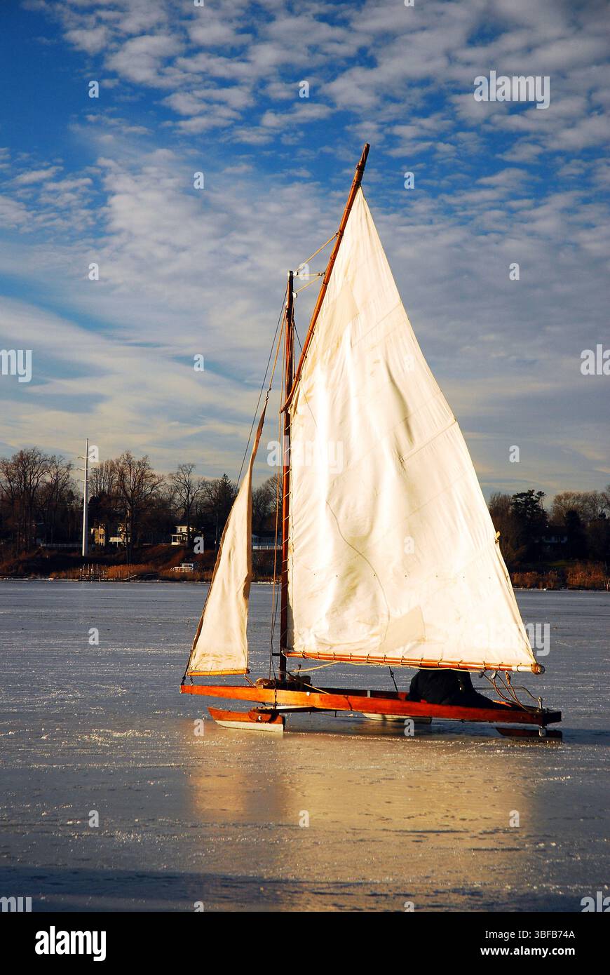 Eine Eisyacht gleitet über einen gefrorenen Fluss in der Nähe von Red Bank, New Jersey Stockfoto