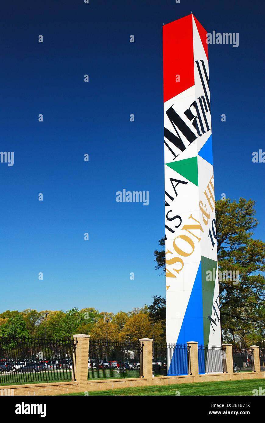 Eine große Spalte auf dem Campus des RJ Reynolds Home Office zeigt die verschiedenen Zigarettenmarken am Firmensitz in Richmond Virginia Stockfoto