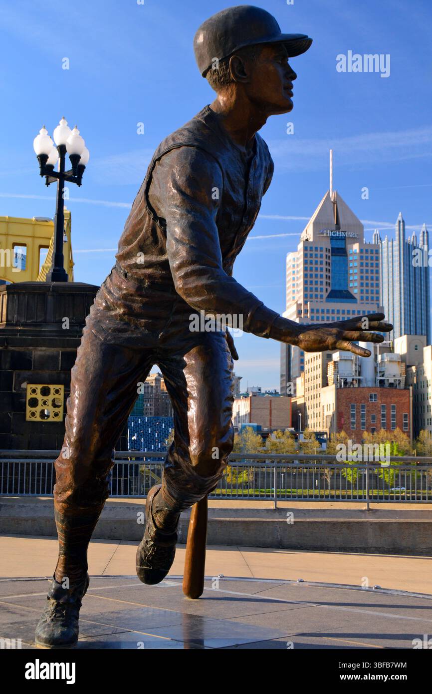 Eine Statue des Baseballstars Roberto Clemente steht vor dem Piratenstadion in Pittsburgh, Pennsylvania Stockfoto