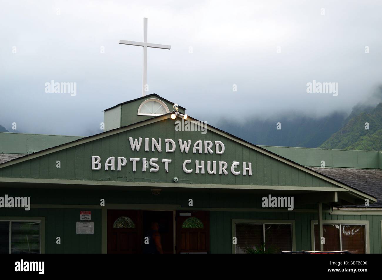 Die Windward Baptist Church, Eine kleine grüne Baptist Christian Religion Gemeinde Kaneohe, Hawaii, steht unter einem bewölkten Himmel Stockfoto