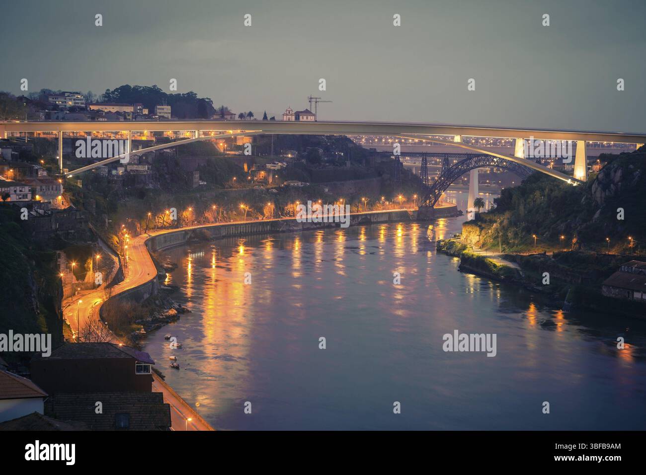 Übersicht von Porto, Portugal in der Nacht. Horizontalen Schuss Stockfoto