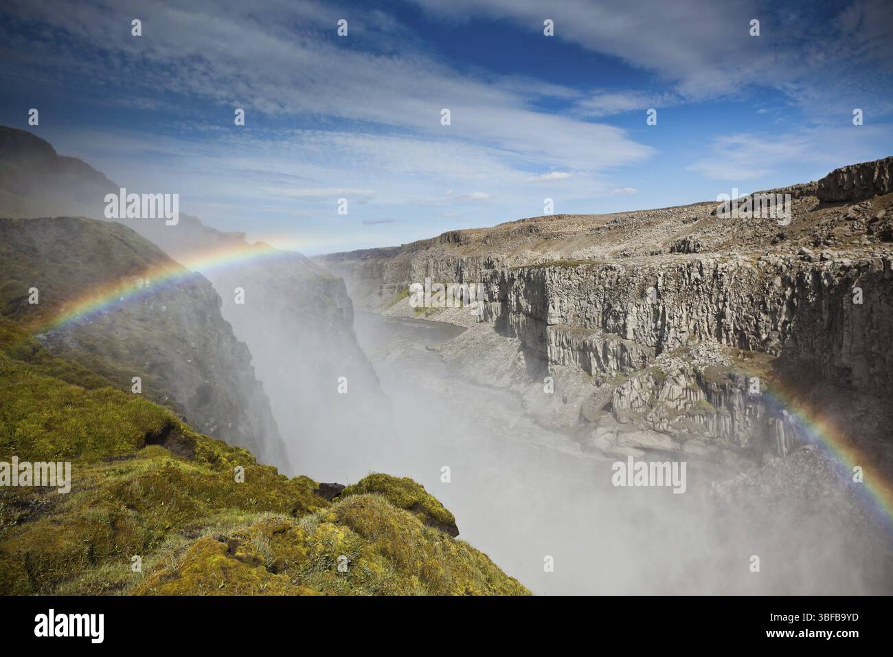 Wasserfall Dettifoss in Island unter einem blauen Himmel mit Wolken. Horizontalen Schuss Stockfoto