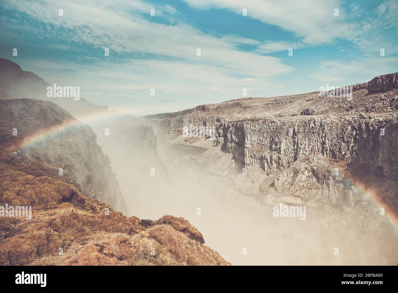 Wasserfall Dettifoss in Island unter einem blauen Himmel mit Wolken. Horizontalen Schuss Stockfoto