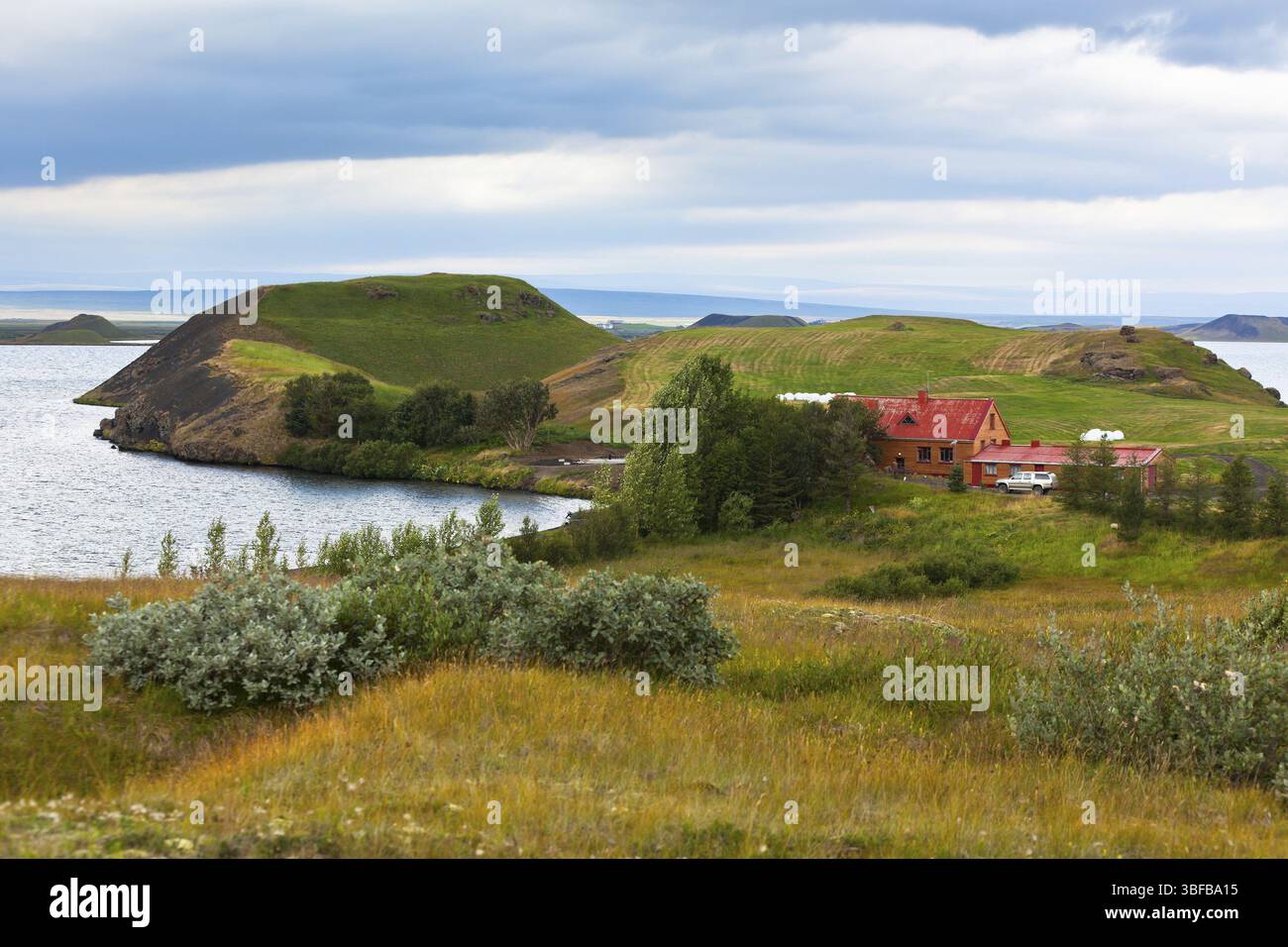Isländische Landschaft mit Hütte am Mivatn See Küste. Horizontalen Schuss Stockfoto