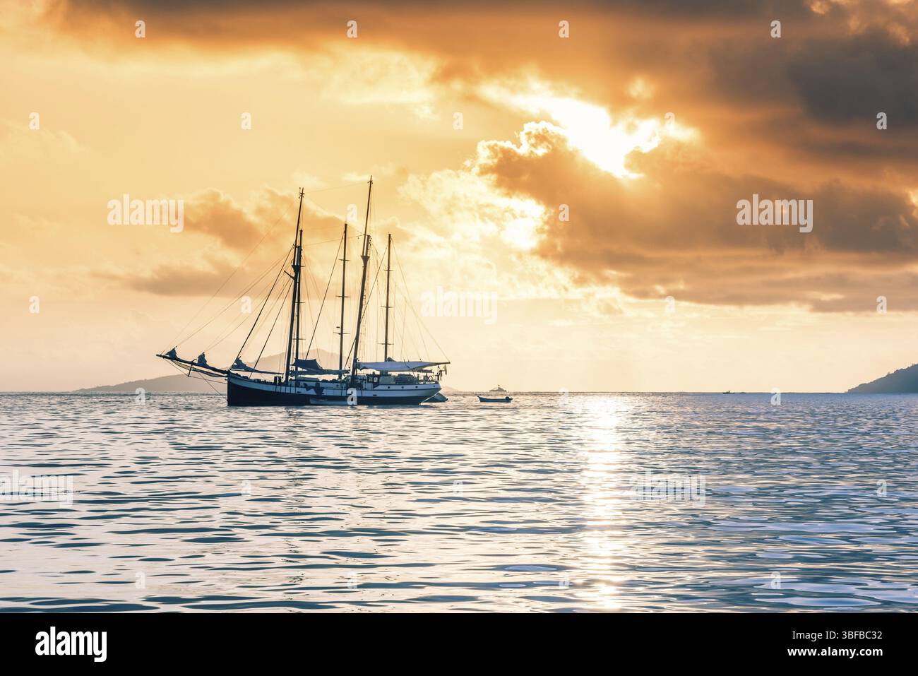 Freizeit-Yacht am Indischen Ozean. Schöner Sonnenuntergang Stockfoto