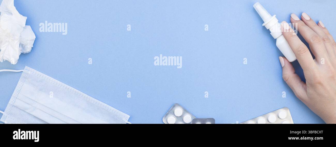 Kreative flach Konzept der saisonale Frühling Allergie mit Servietten, Pillen, Gesichtsmaske, Tropfen in einer Flasche und eine weibliche Hand mit Kopie Raum lange breite Verbot Stockfoto