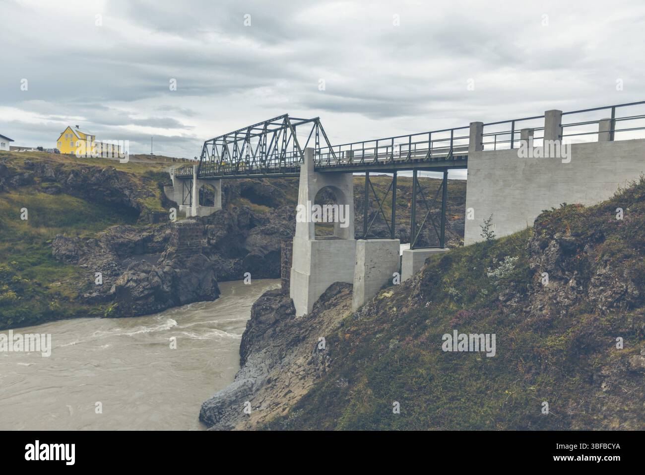 Brücke über den Skjalfandafljot Fluss in Island. Düsterer Bewölkung Stockfoto